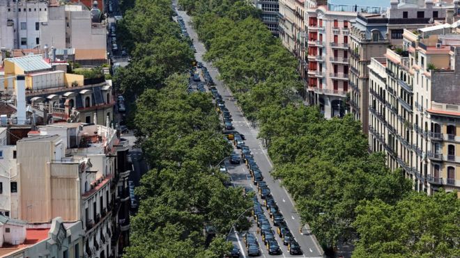 Сотни припаркованных такси занимают проспект Гран Виа в центре Барселоны, на северо-востоке Испании, 29 июля 2018 года