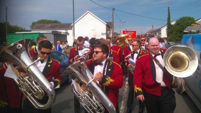 Tredegar Town Band в параде на День Бевана