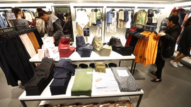 Покупатели покупают одежду после открытия магазина Zara