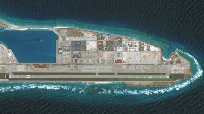 Обзорное изображение DigitalGlobe рифа Огненного Креста, расположенного в Южно-Китайском море.