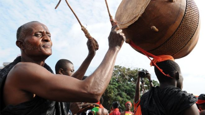 Hombre tocando el tambor en un funeral.