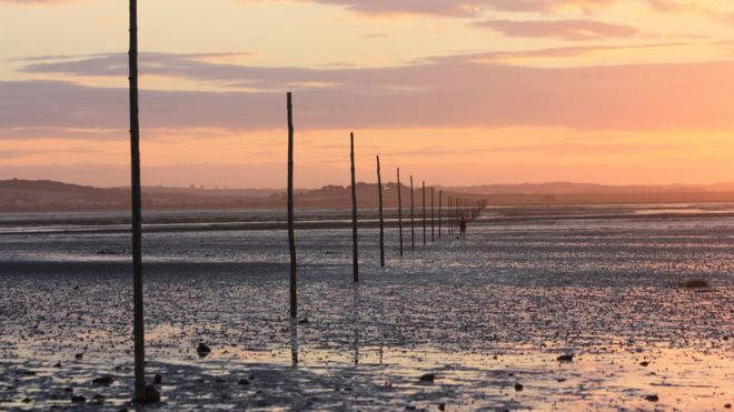 Una figura solitaria en la Isla Sagrada de Lindisfarne