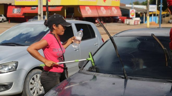 Delia Faraas чистит ветровые стекла в Боа-Виста, Бразилия