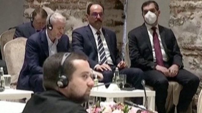 Hình chụp cho thấy ông Abramovich có mặt ở hòa đàm tại Istanbul