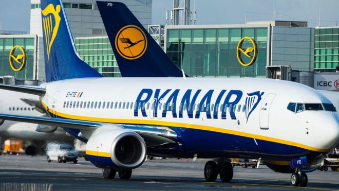 Самолет Ryanair на асфальте