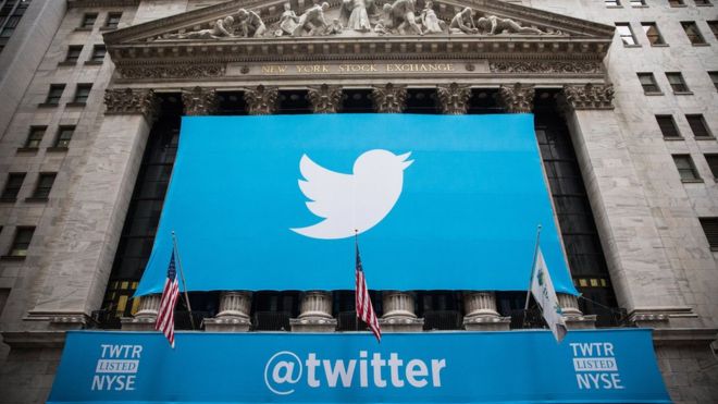 Логотип Twitter отображается на баннере возле Нью-Йоркской фондовой биржи (NYSE) 7 ноября 2013 года в Нью-Йорке.