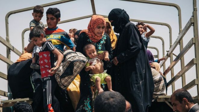 Семьи прибывают в лагерь для перемещенных лиц в Дибаге в деревне Хадж Али на севере Ирака (17 августа 2016 года)