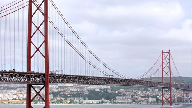 25 апреля Мост через реку Тежу, Лиссабон.