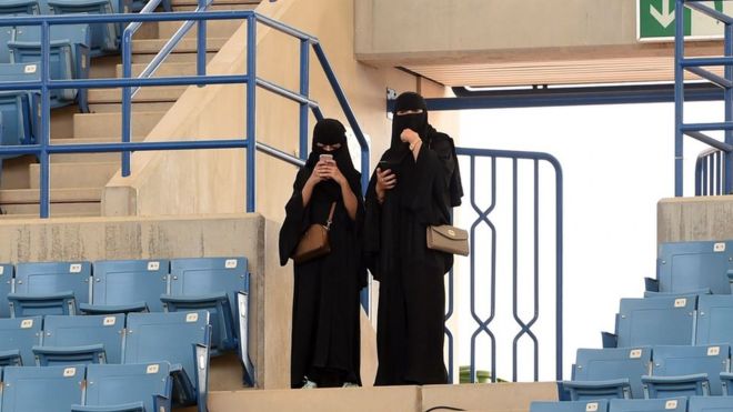 Dos mujeres en un estadio en Riad.