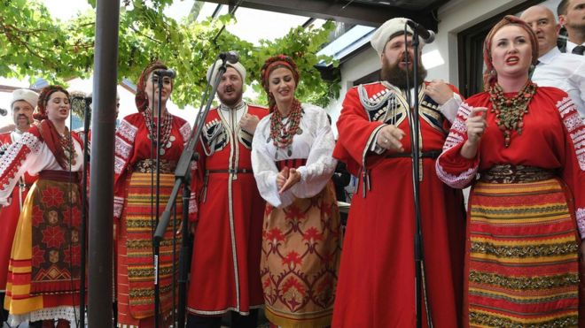 Хор Донского казака выступает для гостей на свадьбе - 18 августа