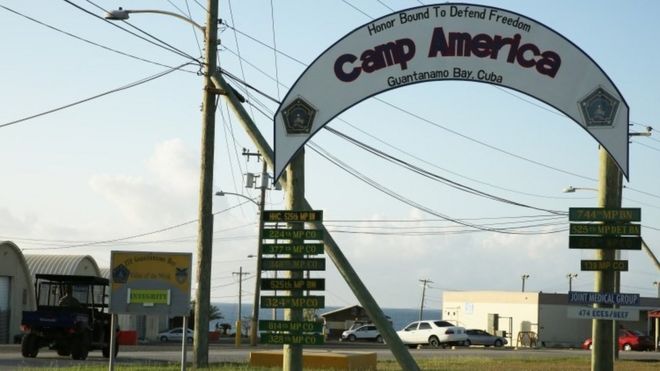 Вход в Лагерь Америка виден на военно-морской базе США Гуантанамо, Куба (11 февраля 2016 г.)