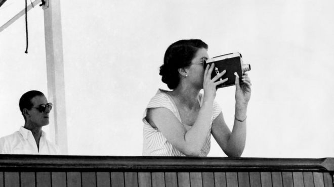 Королева снимает кинопленку в 1953 году о крейсерском корабле HMS Sheffield