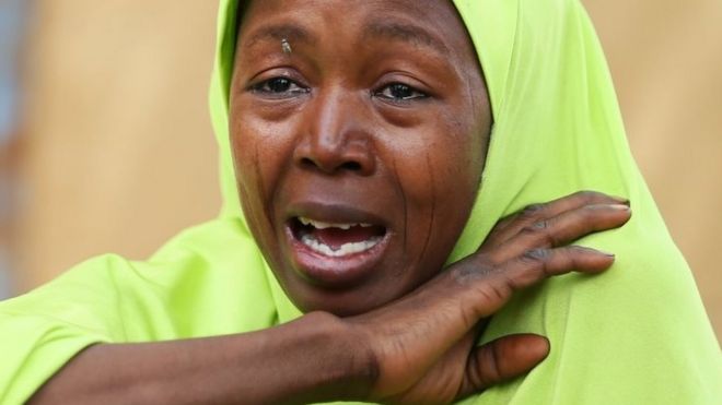 Родственница одной из пропавших школьниц плачет в Дапчи. Фото: 23 февраля 2018 г.