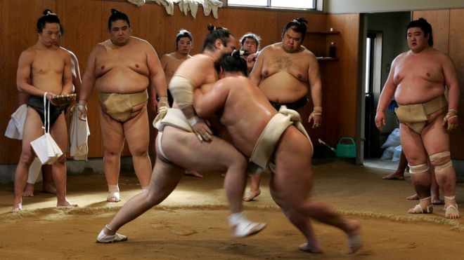 Японские борцы сумо готовятся к соревнованиям