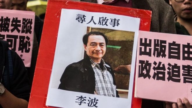 На этом снимке, сделанном 3 января 2016 года, демонстрант задерживает уведомление о пропавшем человеке, когда 65-летний Ли Бо, последний из пяти гонконгских книготорговцев из того же издательства Mighty Current, пропал без вести, когда они направляются к офису связи в Китае. Гонконг.