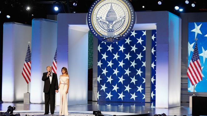 Дональд и Мелания Трамп выходят на сцену на одном из своих первых балов.