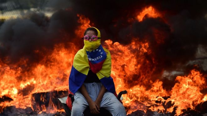 Barricada en llamas en Venezuela