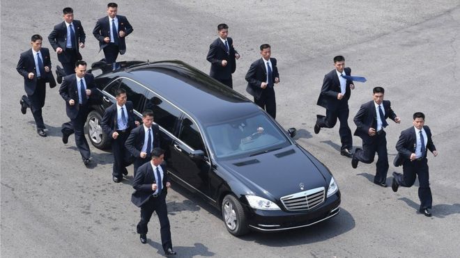 Les gardes du corps du leader nord coréen accompagne sa voiture
