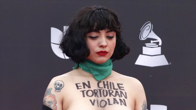 Mon Laferte en la alfombra roja de los Grammy Latinos