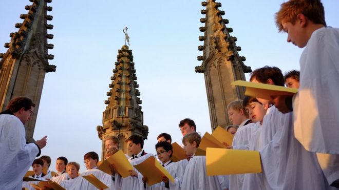 Хор колледжа Магдалины поет на вершине башни