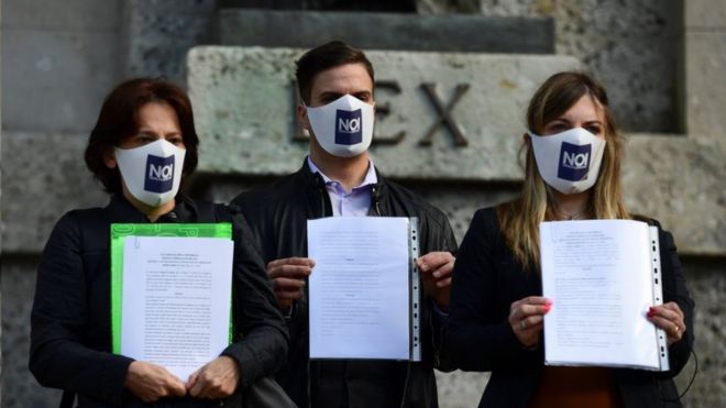 Membros do Noi Denunceremo mostram as queixas formais que apresentaram à Justiça em Bergamo em 10 de junho