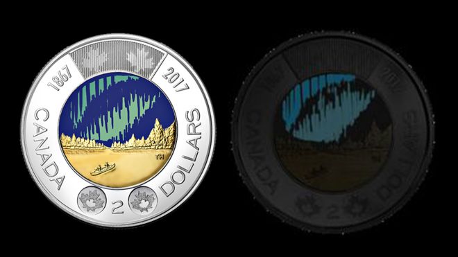 A moeda de dois dólares canadenses, que brilha no escuro