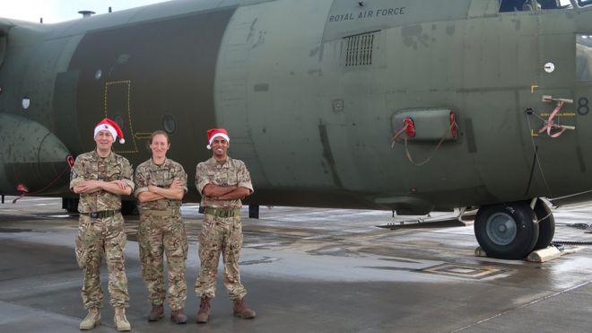 Трое военнослужащих королевских ВВС стоят перед самолетом