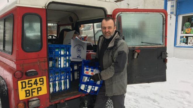 Фото Гарета Джонса, доставляющего молоко из своего Land Rover