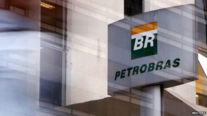 Знак Petrobras виден за пределами штаб-квартиры компании в Сан-Паулу