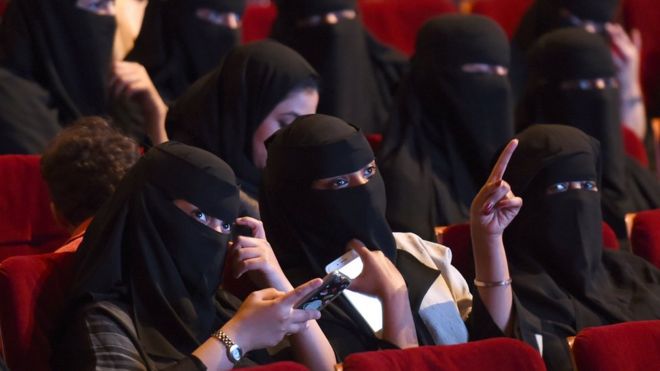 جانب من الحضور النسائي في مسابقة للأفلام القصيرة في السعودية في اكتوبر الماضي