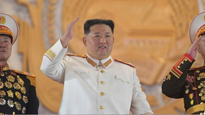 El líder de Corea del Norte, Kim Jong Un saluda vestido de militar de gala