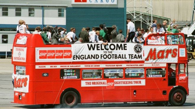 Команда Англии в автобусе с открытым верхом в Лутоне после чемпионата мира 1990 года
