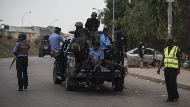 Journalist don deny Police oga video - BBC News Pidgin