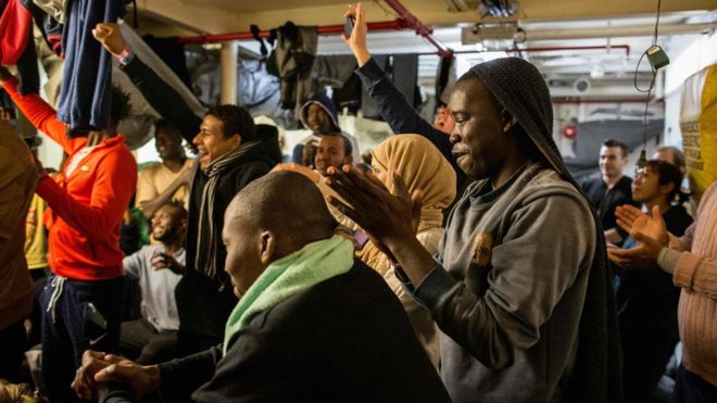 Мигранты радуются, когда узнают, что теперь они могут сойти с корабля Sea Watch 3 у Мальты 9 января 2018 года
