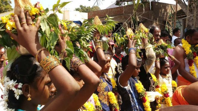 கடல் தாய்க்கு கன்னி பெண்கள் பொங்கல் வைத்து கொண்டாட்டம்