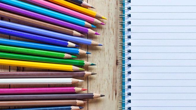 Цветные карандаши и блокнот