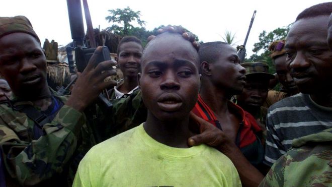 صورة التقطها بيراكيس لحظة أسر متمرد يبلغ من العمر 18 عاما على يد قوات الحكومة في مدينة فريتاون في سيراليون.