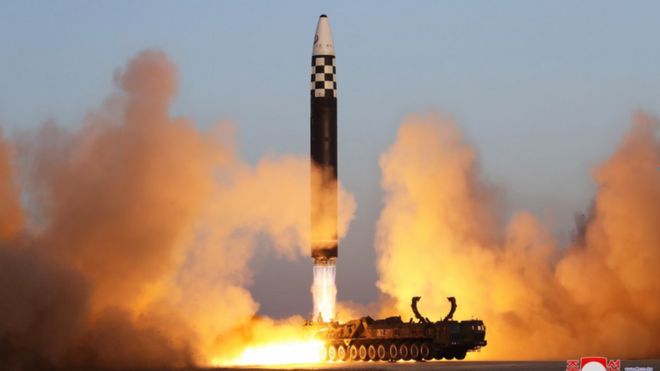 朝鲜导弹发射资料照片。