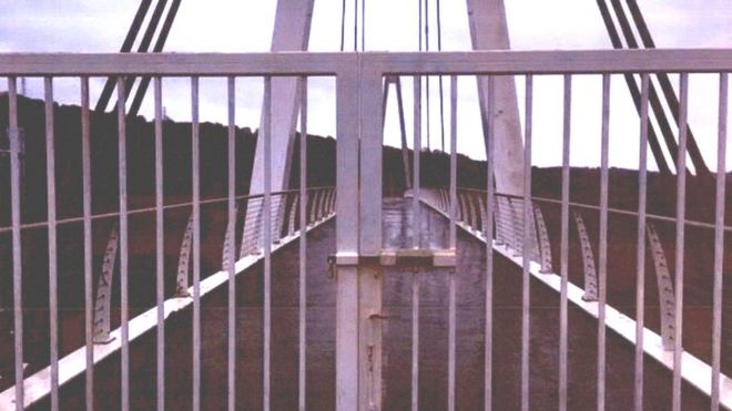 Ворота закрыты на пешеходном мосту кельтского поместья в Ньюпорте