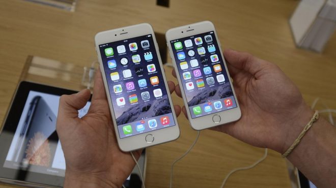 iPhone 7 выставлен в магазине Apple, Китай, 2016 г. iPhone 8 (слева), iPhone X (в центре), iPhone 8 Plus (справа)` ~! iPhone 8 (слева), iPhone X (в центре), iPhone 8 Plus (справа)