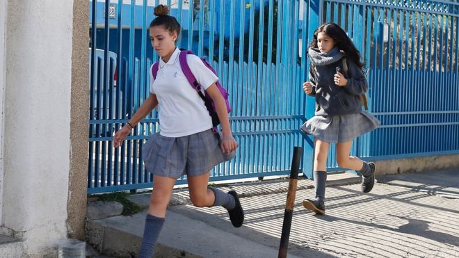 Estudiantes chilenas abandonan la escuela por los temblores.