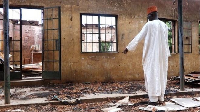 6 августа 2013 года сотрудники осматривают сгоревшую студенческую общежитие в правительственной средней школе Мамудо в северо-восточной части штата Нигерия Йобе, где 6 июля 2013 года боевики «Боко харам» совершили нападения с применением оружия и взрывчатых веществ на студенческие общежития, в результате чего погиб 41 ученик и учитель | |