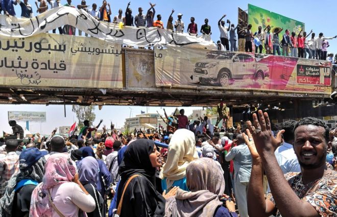 Митинг суданских демонстрантов перед военным штабом в столице страны Хартуме 8 апреля 2019 года