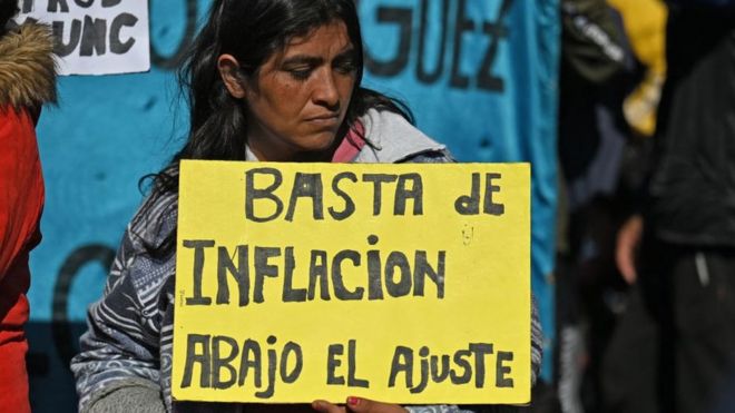 Mujer protesta en Argentina contra la inflación