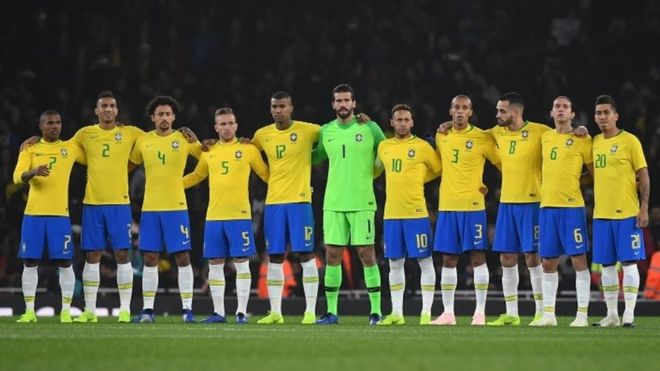 Бразильские игроки держат минутное молчание перед своим международным товарищеским футбольным матчем с Уругваем на стадионе «Эмирейтс» в Лондоне, 16 ноября 2018 года.