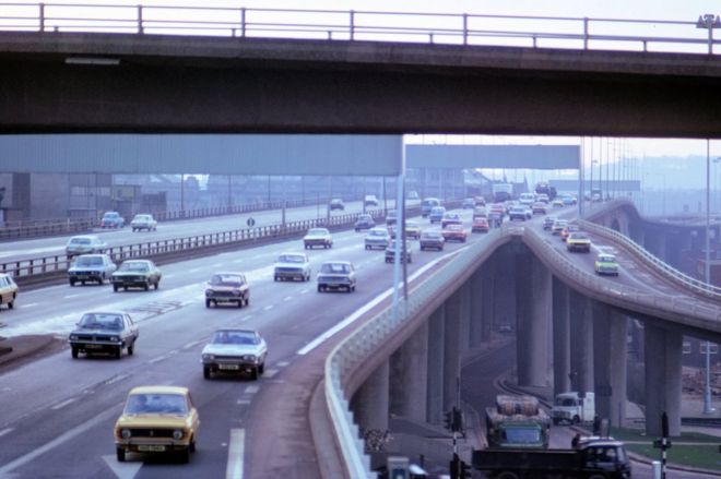 Юг через Кингстон-Бридж от Пешеходного моста Андерстона (1974)