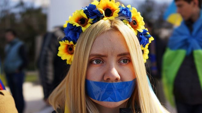 Muchos en Crimea se taparon la boca el 13 de marzo de 2014 en protesta a las fuerzas rusas, defendiendo que la península forma parte de Ucrania.