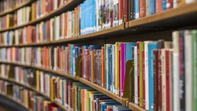 رفوف من الكتب