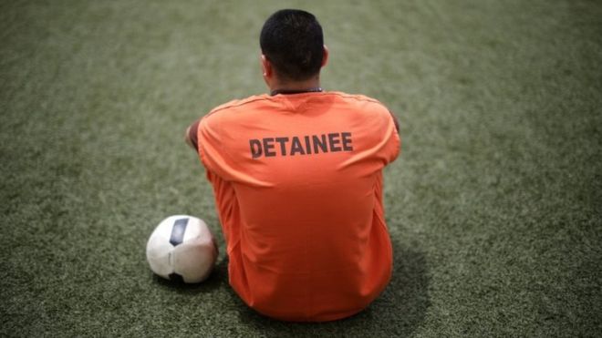 Un detenido en un centro de procesamiento migratorio en Estados Unidos.