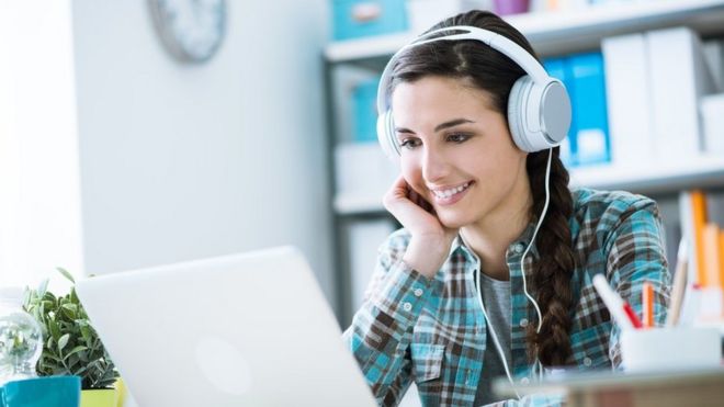 Mujer escuchando música con auriculares